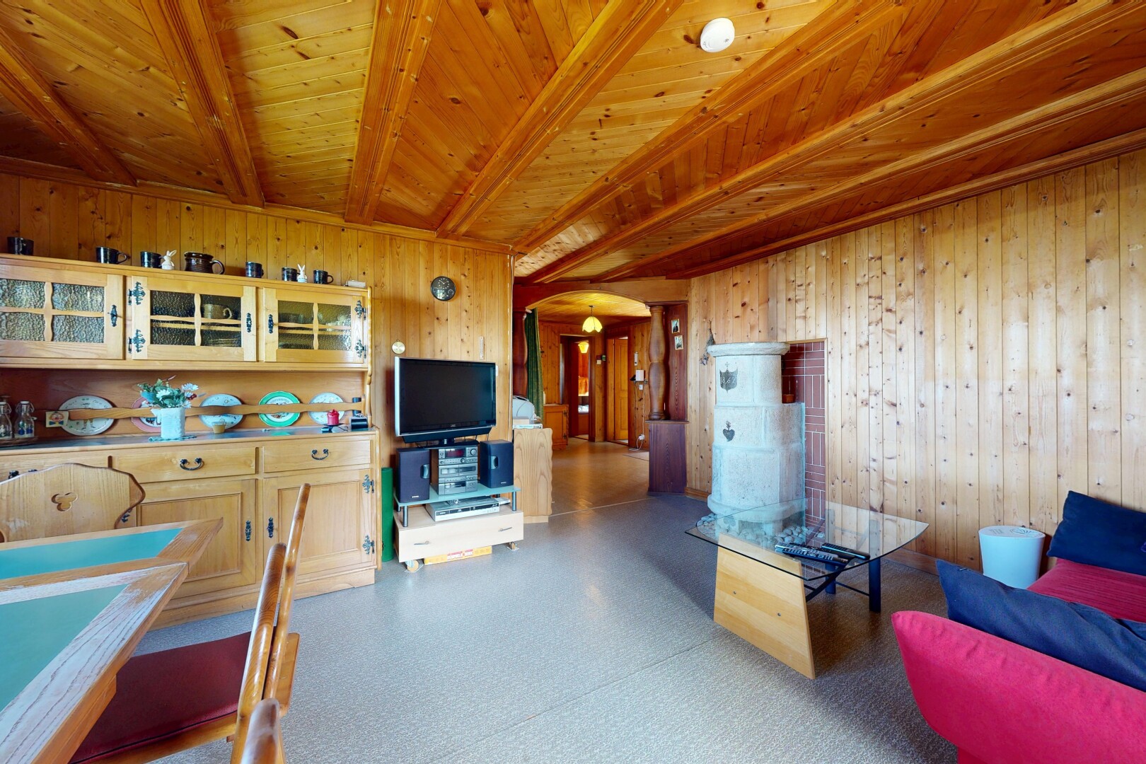 salon / salle à manger avec inside property, télévision, plafond à poutres, beamed ceiling, et passages en arc