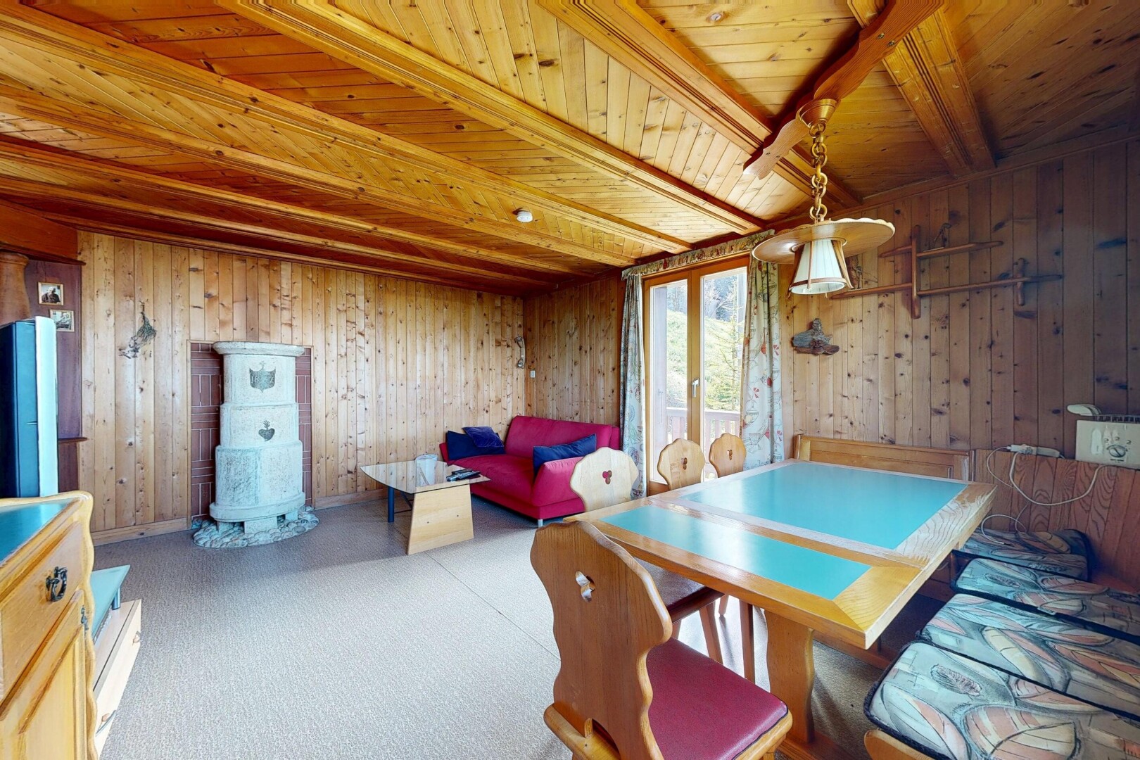salle à manger avec natural light, lumière naturelle, inside property, carpet, et moquette