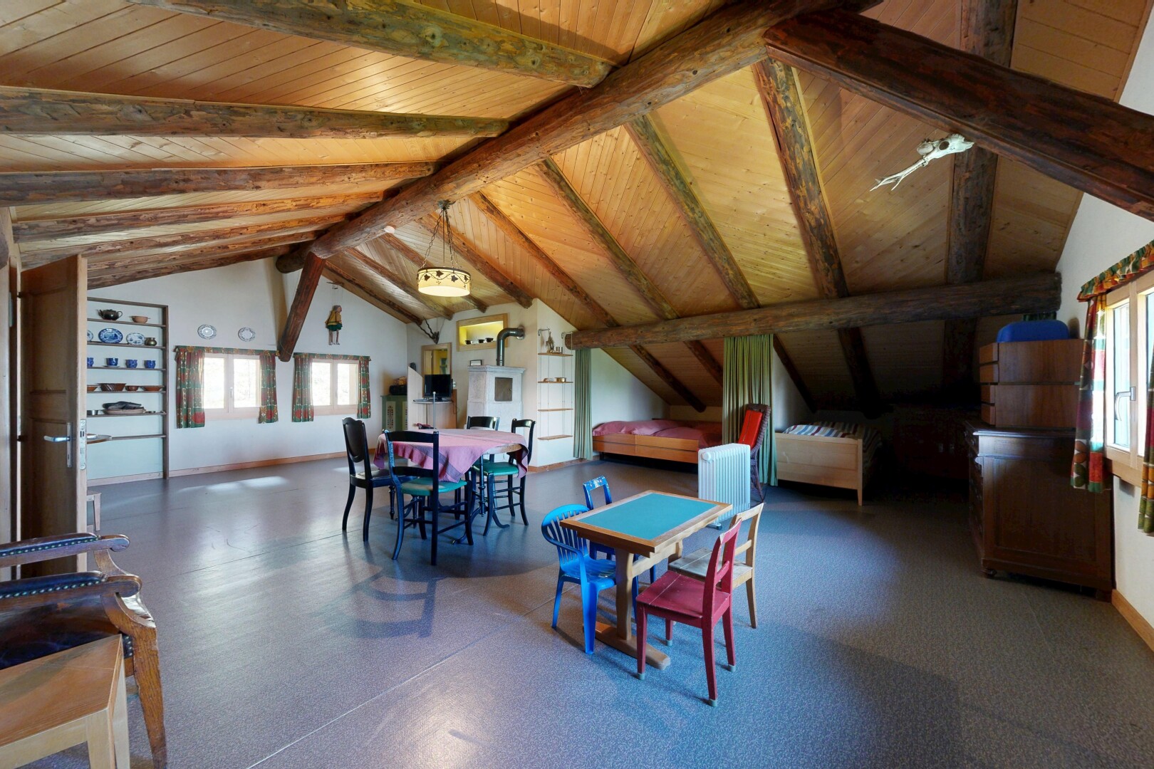 salle à manger avec wood ceiling, plafond en bois, inside property, beamed ceiling, et plafond à poutres
