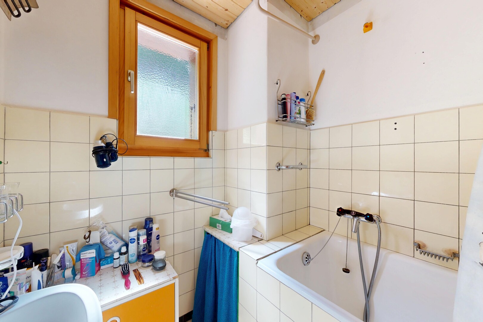salle de bains avec bain, salle de bain complète, cloison sèche, drywall, et inside property
