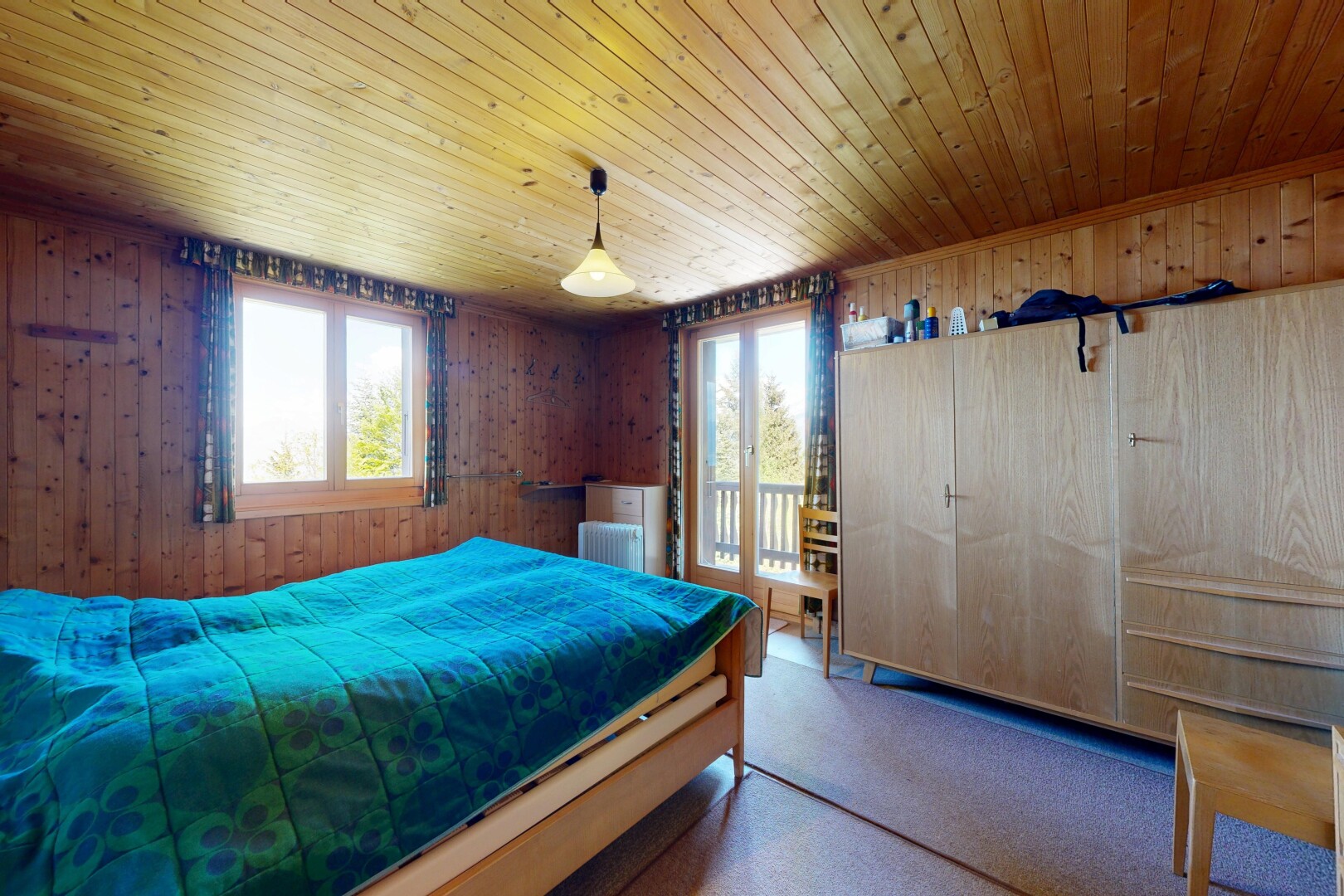 chambre avec mur en bois, wood wall, inside property, lumière naturelle, et natural light