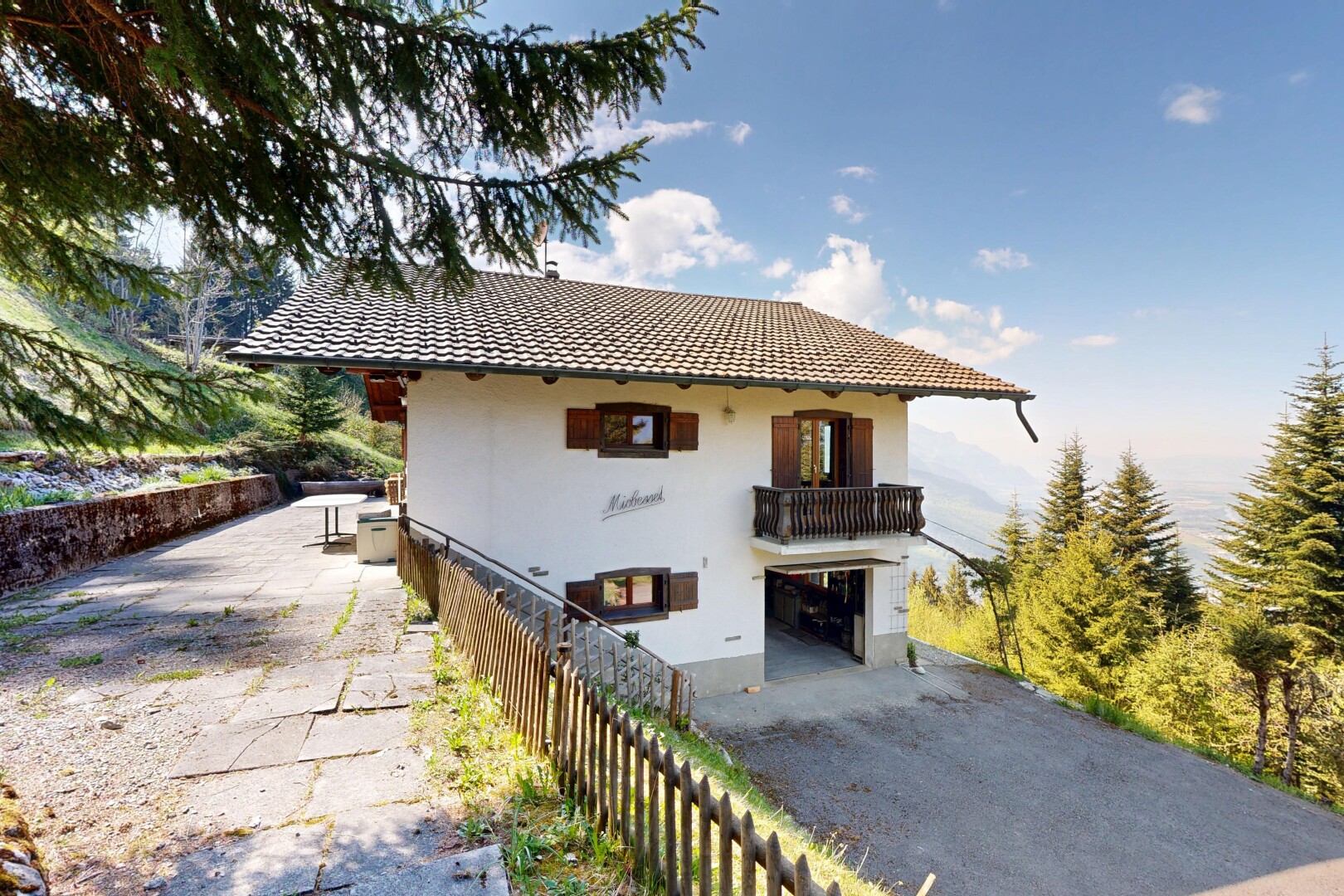 façade avec balcon, garage intégré, bardage en stuc, allée, et day time