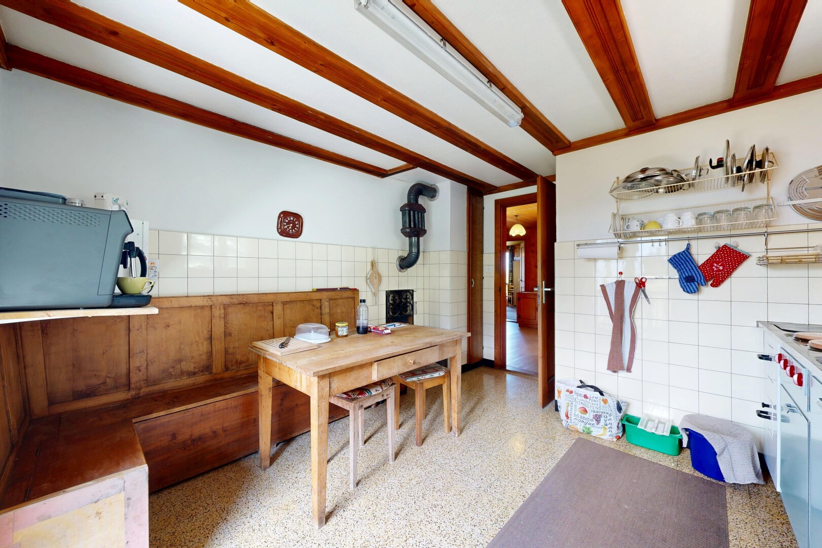 cuisine avec tile wall, mur en carrelage, aggregate floor, sol en agrégat, et inside property