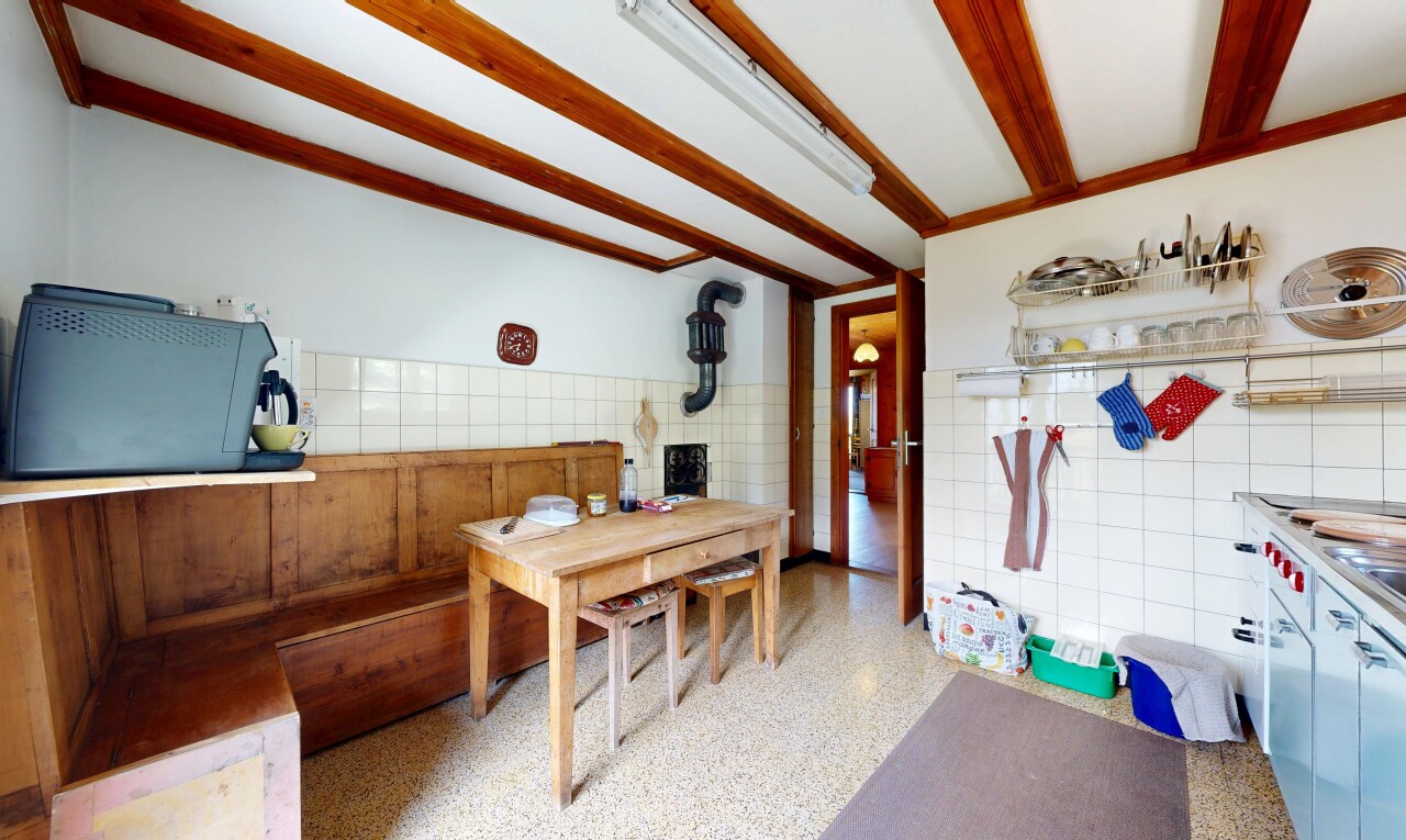 cuisine avec tile wall, mur en carrelage, aggregate floor, sol en agrégat, et inside property