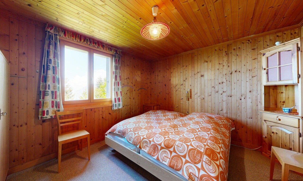 chambre avec lumière naturelle, natural light, mur en bois, wood wall, et moquette