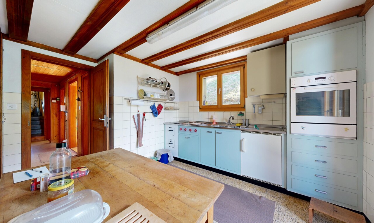 cuisine avec open shelves, étagères ouvertes, four, inside property, et dark countertops