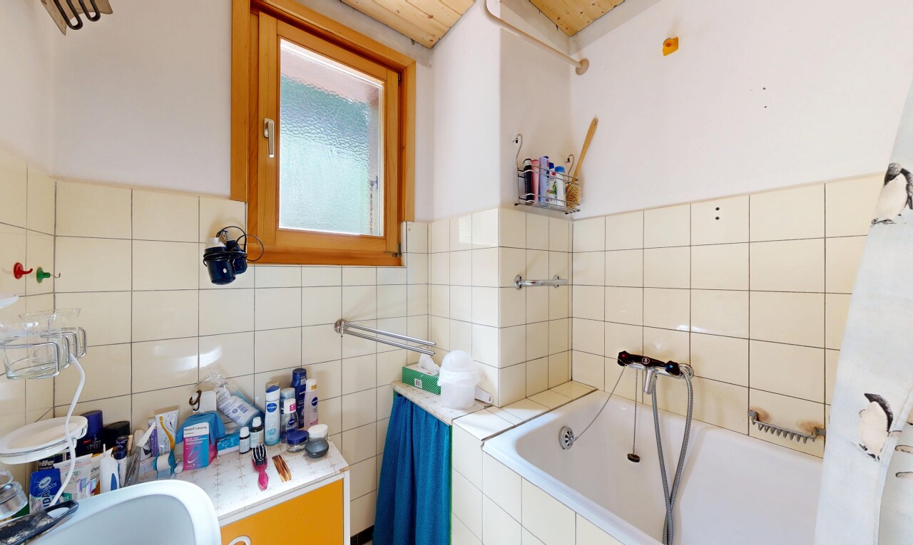 salle de bains avec bain, salle de bain complète, cloison sèche, drywall, et inside property