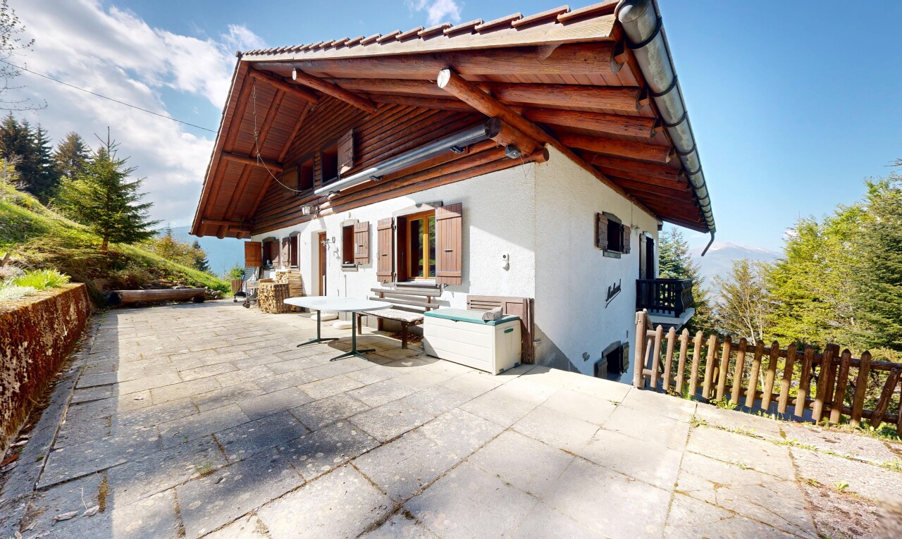 façade avec day time, property visible, bardage en stuc, clôture, et terrasse