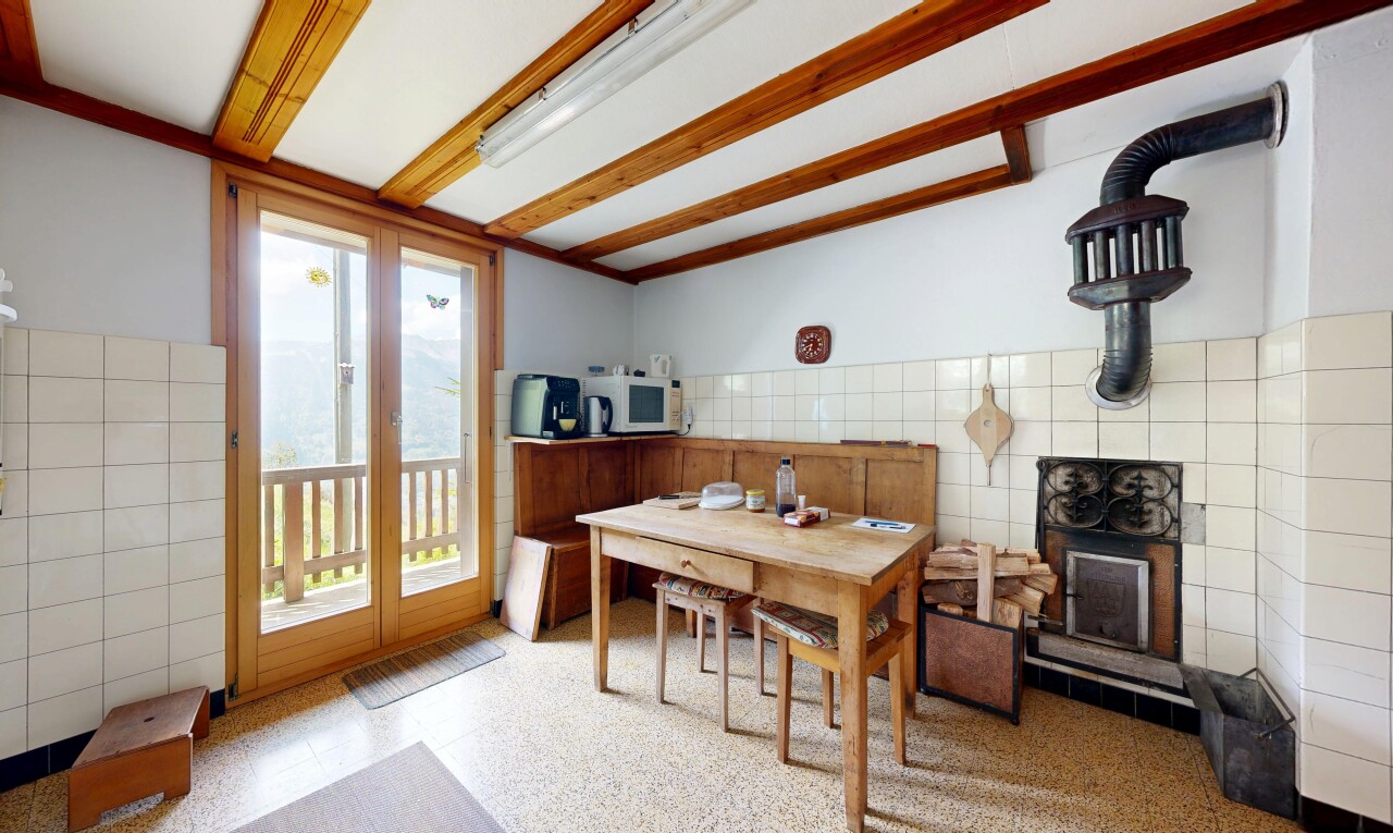 salle à manger avec tile wall, mur en carrelage, inside property, wainscot wall, et mur à lambris