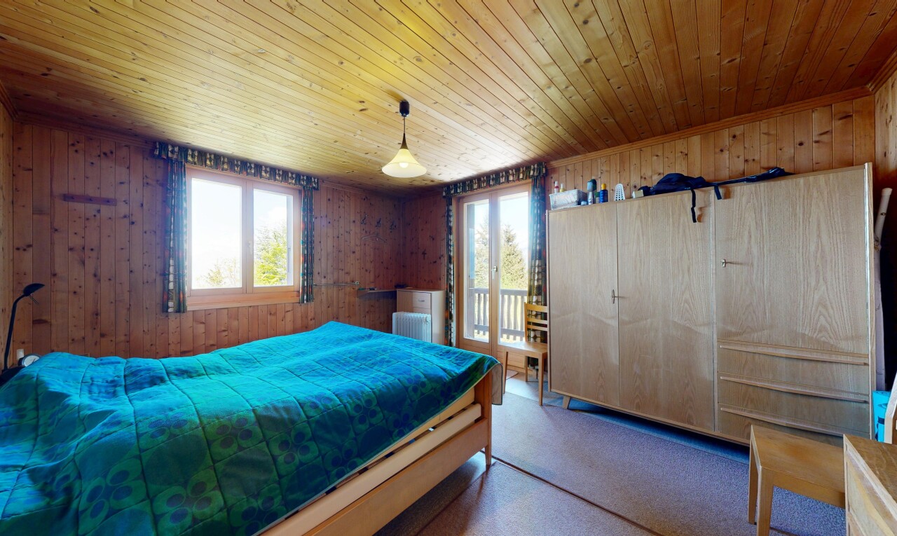 chambre avec mur en bois, wood wall, inside property, lumière naturelle, et natural light