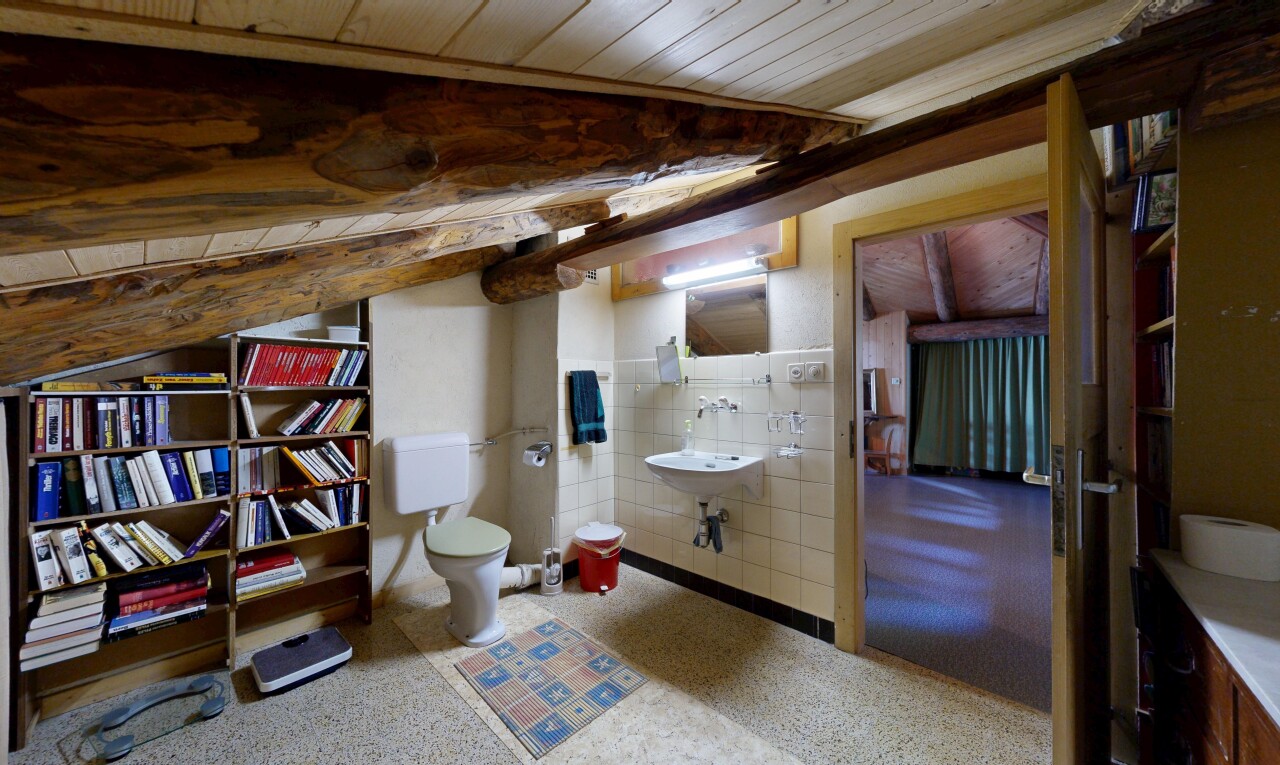 salle de bains avec toilette, wood ceiling, plafond en bois, inside property, et aggregate floor