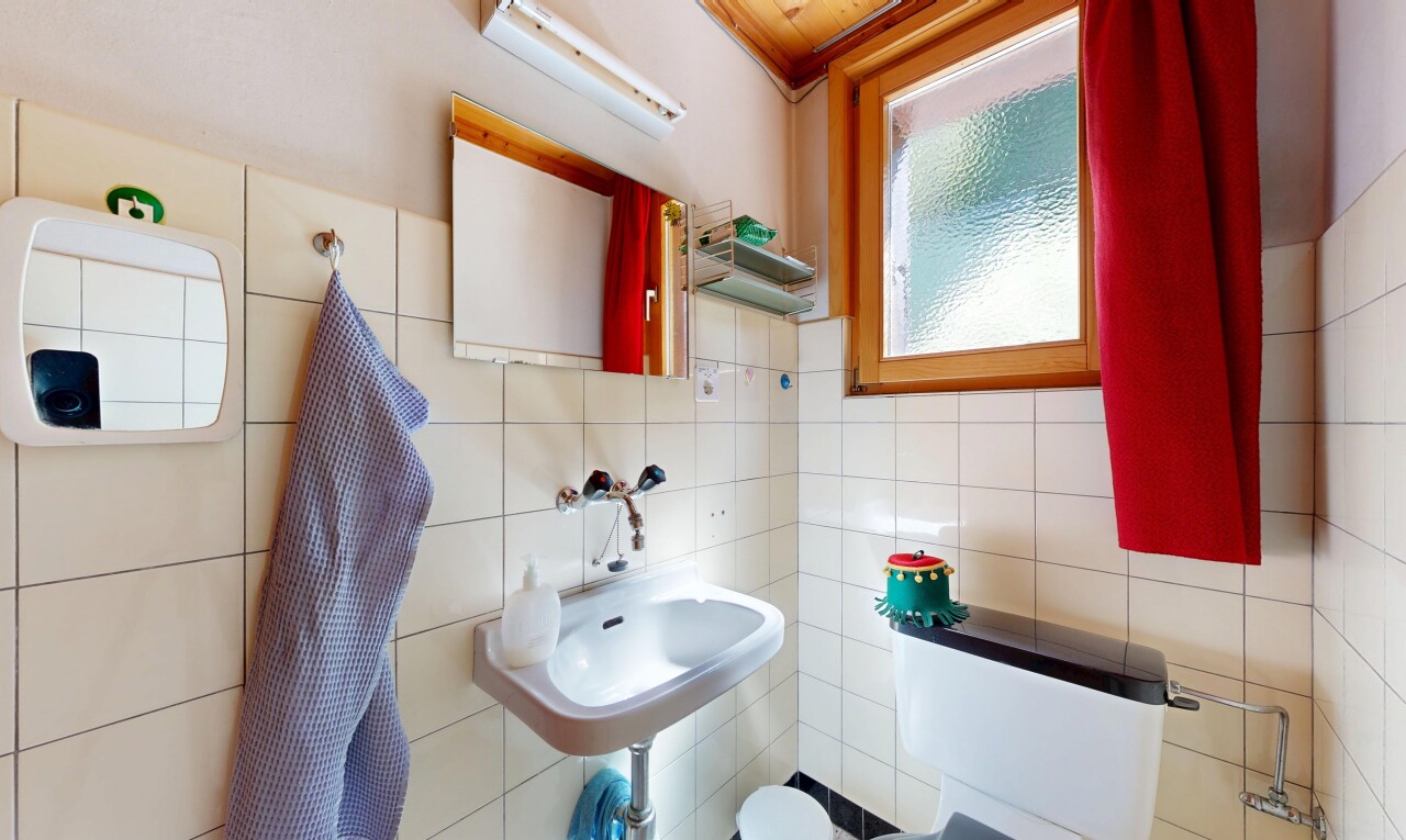salle de bains avec miroir, évier, inside property, lumière naturelle, et natural light