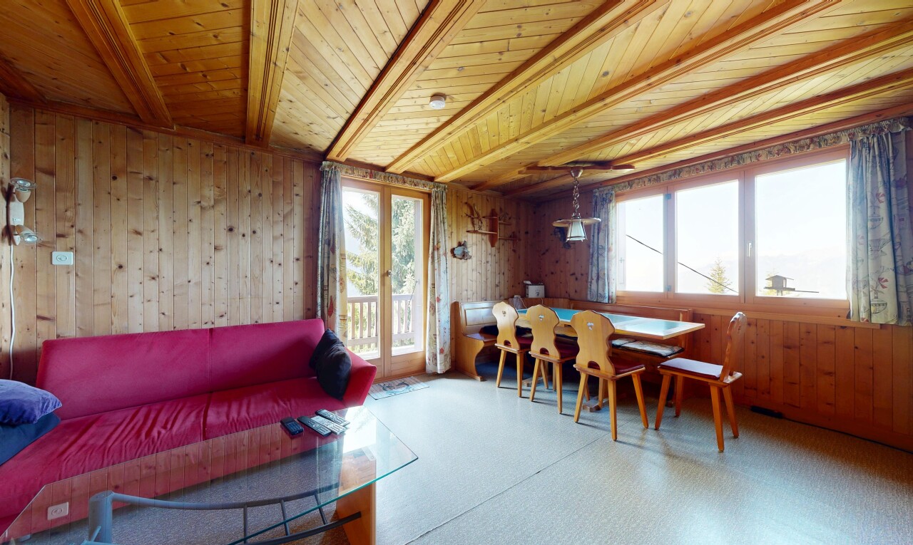 salon / salle à manger avec mur en bois, wood wall, inside property, portes-fenêtres, et plafond à poutres