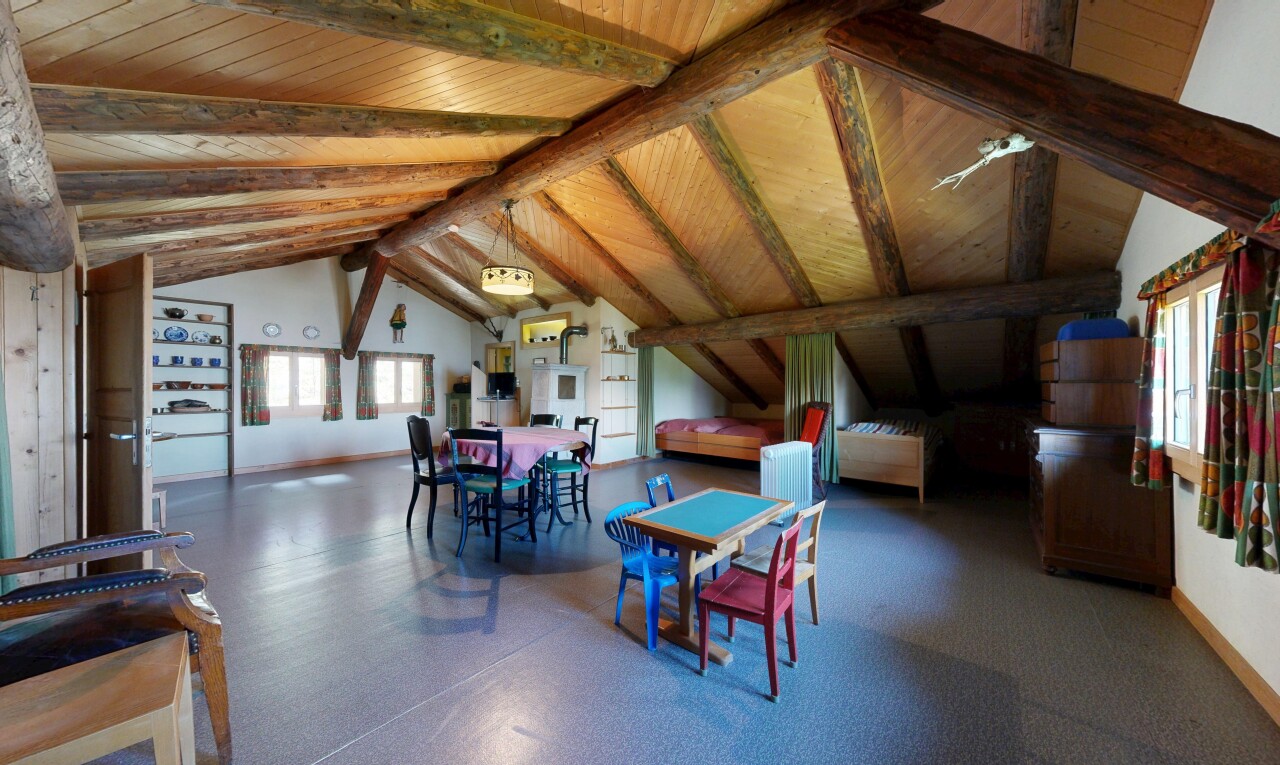 salle à manger avec wood ceiling, plafond en bois, inside property, beamed ceiling, et plafond à poutres