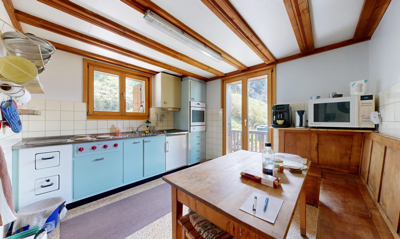 cuisine avec inside property, micro-ondes, lumière naturelle, natural light, et portes-fenêtres