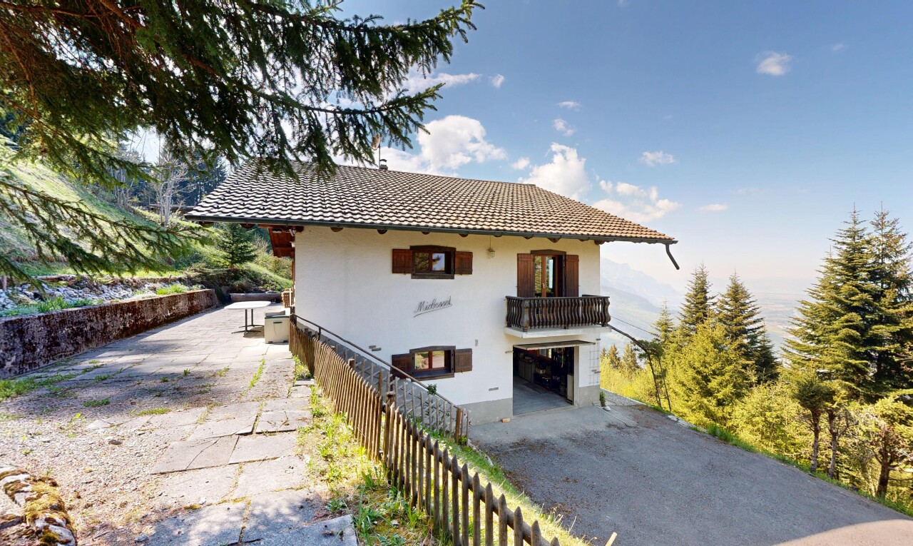 façade avec balcon, garage intégré, bardage en stuc, allée, et day time
