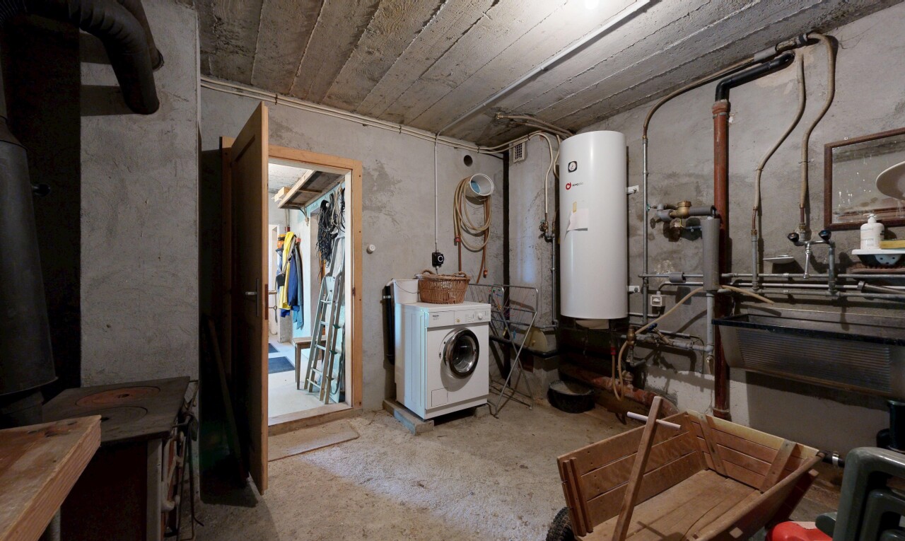 buanderie avec chauffe-eau, inside property, buanderie, lave-linge et sèche-linge, et sol en béton