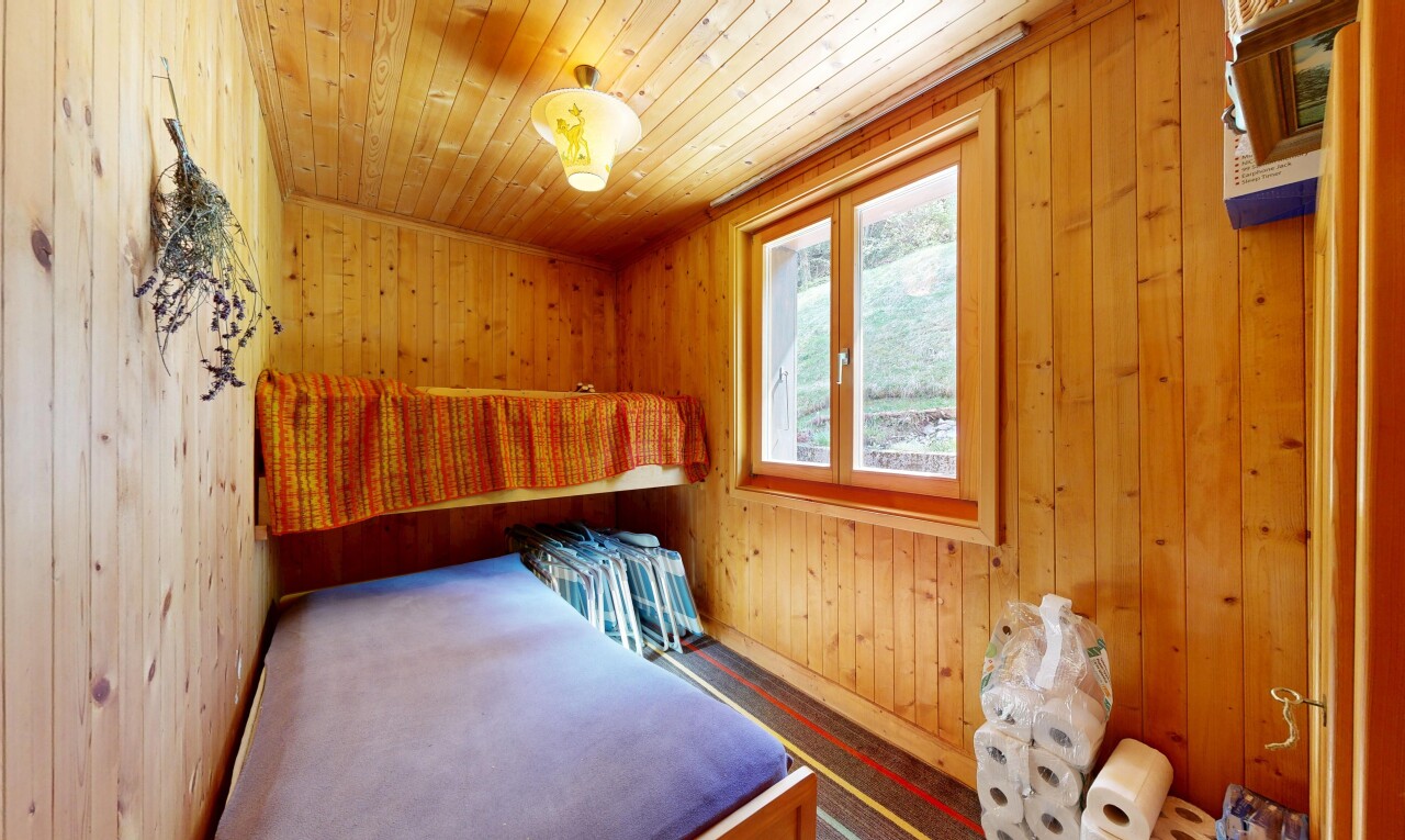 chambre avec mur en bois, wood wall, inside property, lumière naturelle, et natural light