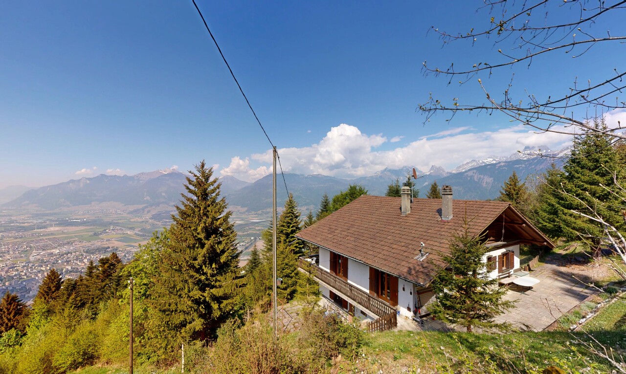 façade avec cheminée, mountain view, vue sur la montagne, day time, et property visible