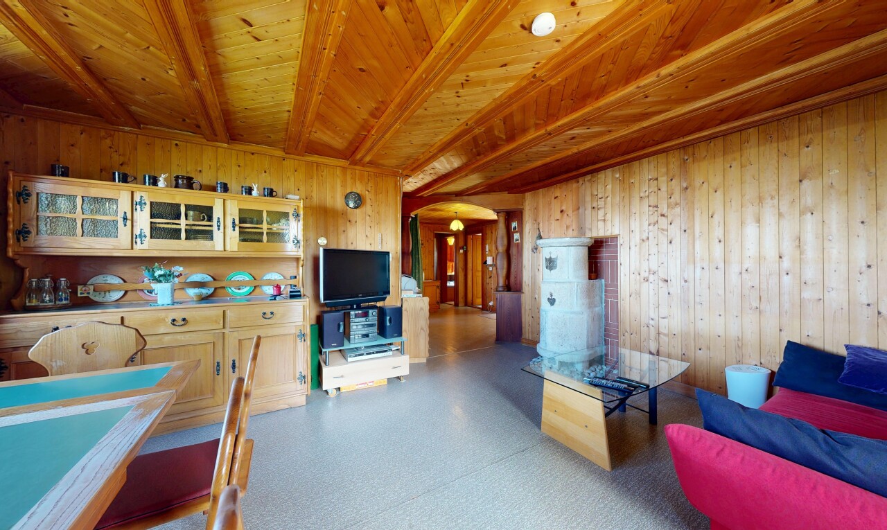 salon / salle à manger avec inside property, télévision, plafond à poutres, beamed ceiling, et passages en arc