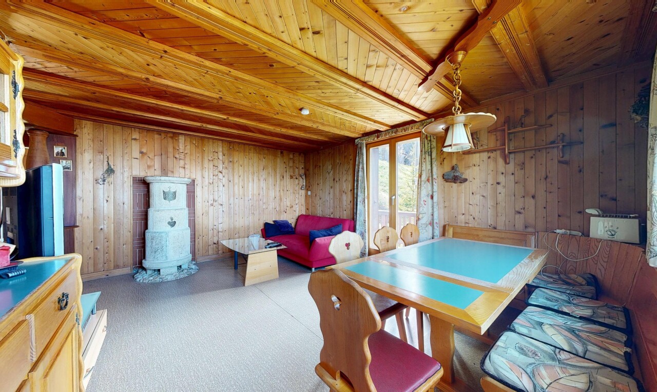 salle à manger avec natural light, lumière naturelle, inside property, carpet, et moquette