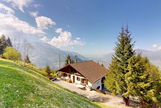 façade avec property visible, day time, mountain view, vue sur la montagne, et pelouse