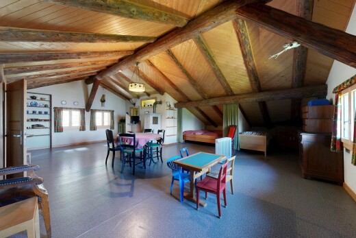 salle à manger avec wood ceiling, plafond en bois, inside property, beamed ceiling, et plafond à poutres