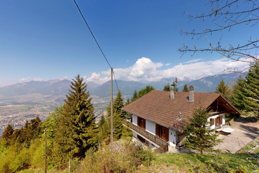 façade avec cheminée, mountain view, vue sur la montagne, day time, et property visible