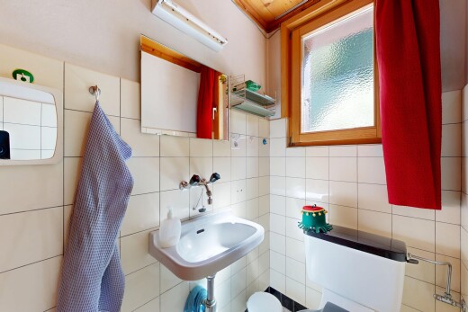 salle de bains avec miroir, évier, inside property, lumière naturelle, et natural light
