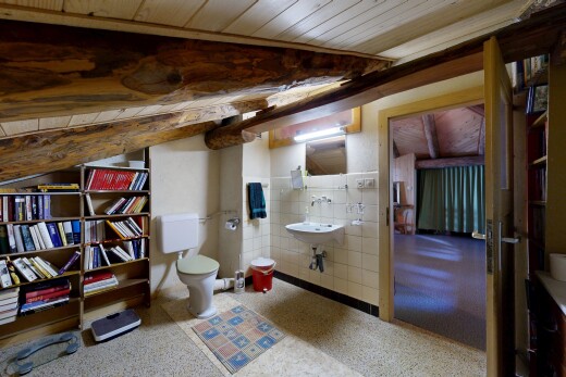 salle de bains avec toilette, wood ceiling, plafond en bois, inside property, et aggregate floor
