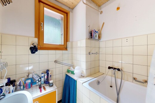 salle de bains avec bain, salle de bain complète, cloison sèche, drywall, et inside property