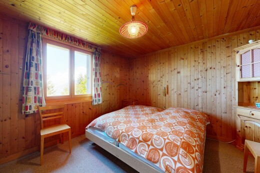 chambre avec lumière naturelle, natural light, mur en bois, wood wall, et moquette