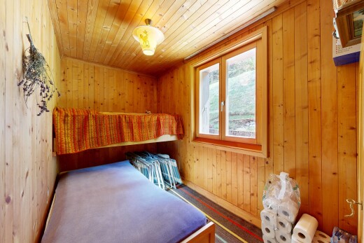 chambre avec mur en bois, wood wall, inside property, lumière naturelle, et natural light