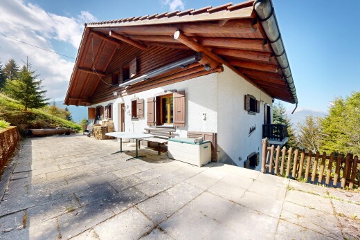 façade avec day time, property visible, bardage en stuc, clôture, et terrasse
