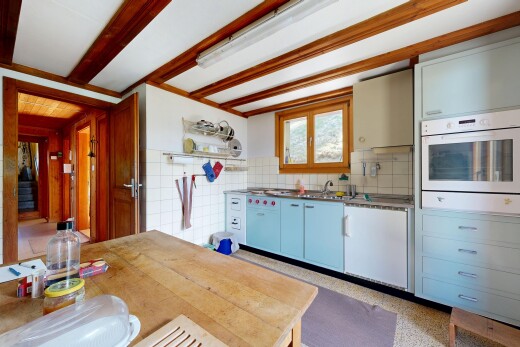 cuisine avec open shelves, étagères ouvertes, four, inside property, et dark countertops
