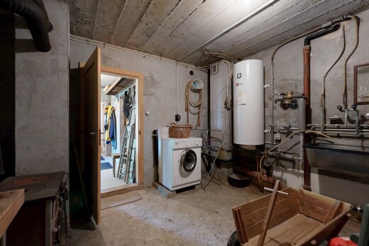 buanderie avec chauffe-eau, inside property, buanderie, lave-linge et sèche-linge, et sol en béton