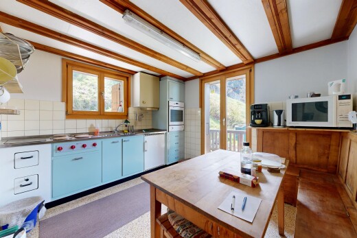 cuisine avec inside property, micro-ondes, lumière naturelle, natural light, et portes-fenêtres