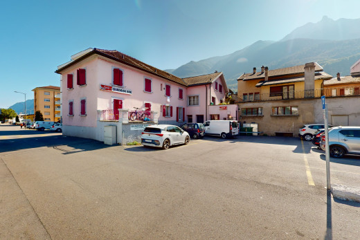 blick auf den gebäude -äußere mit einem bergblick