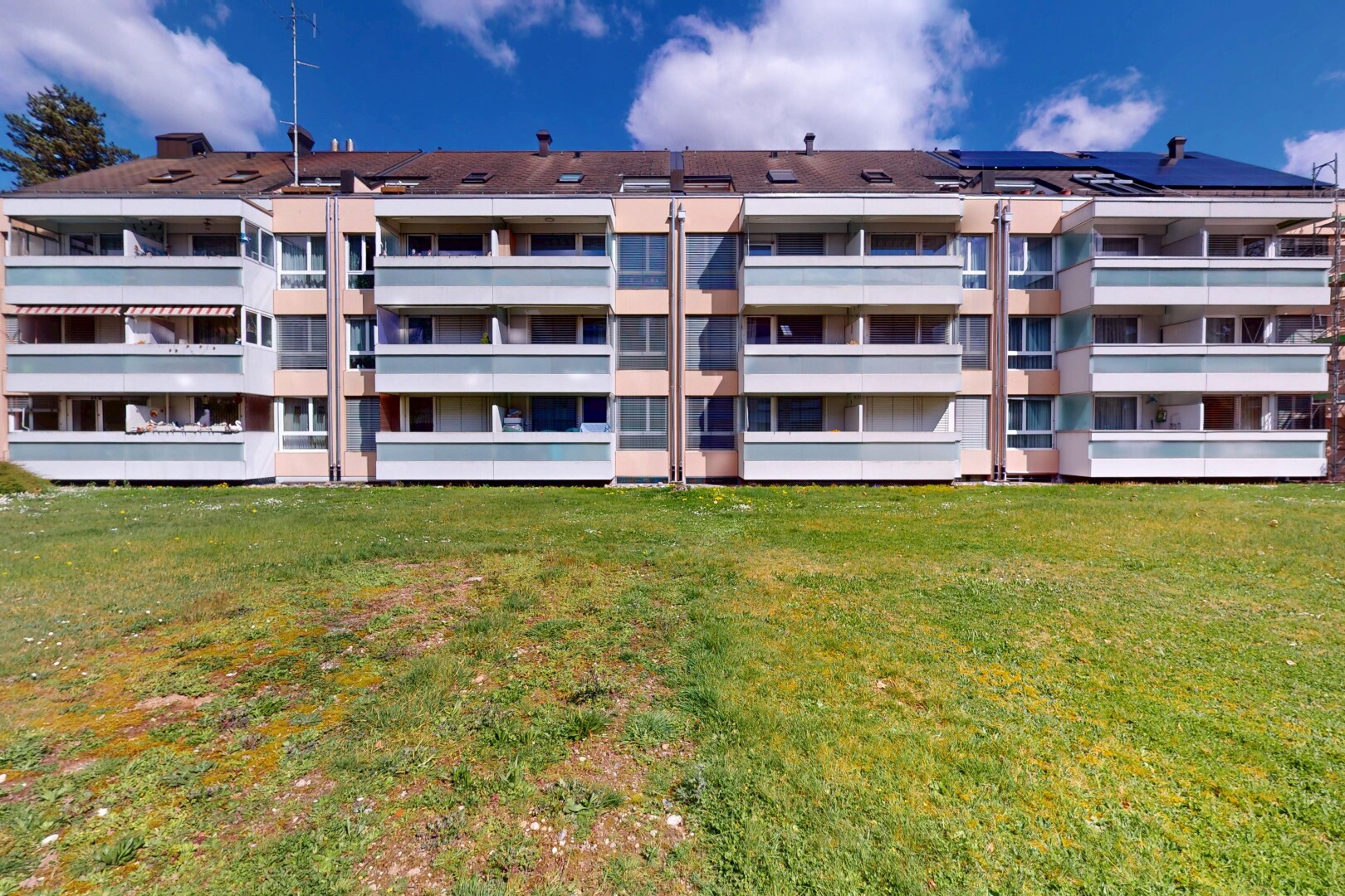 extérieur du bâtiment avec vue sur le complexe d'appartements