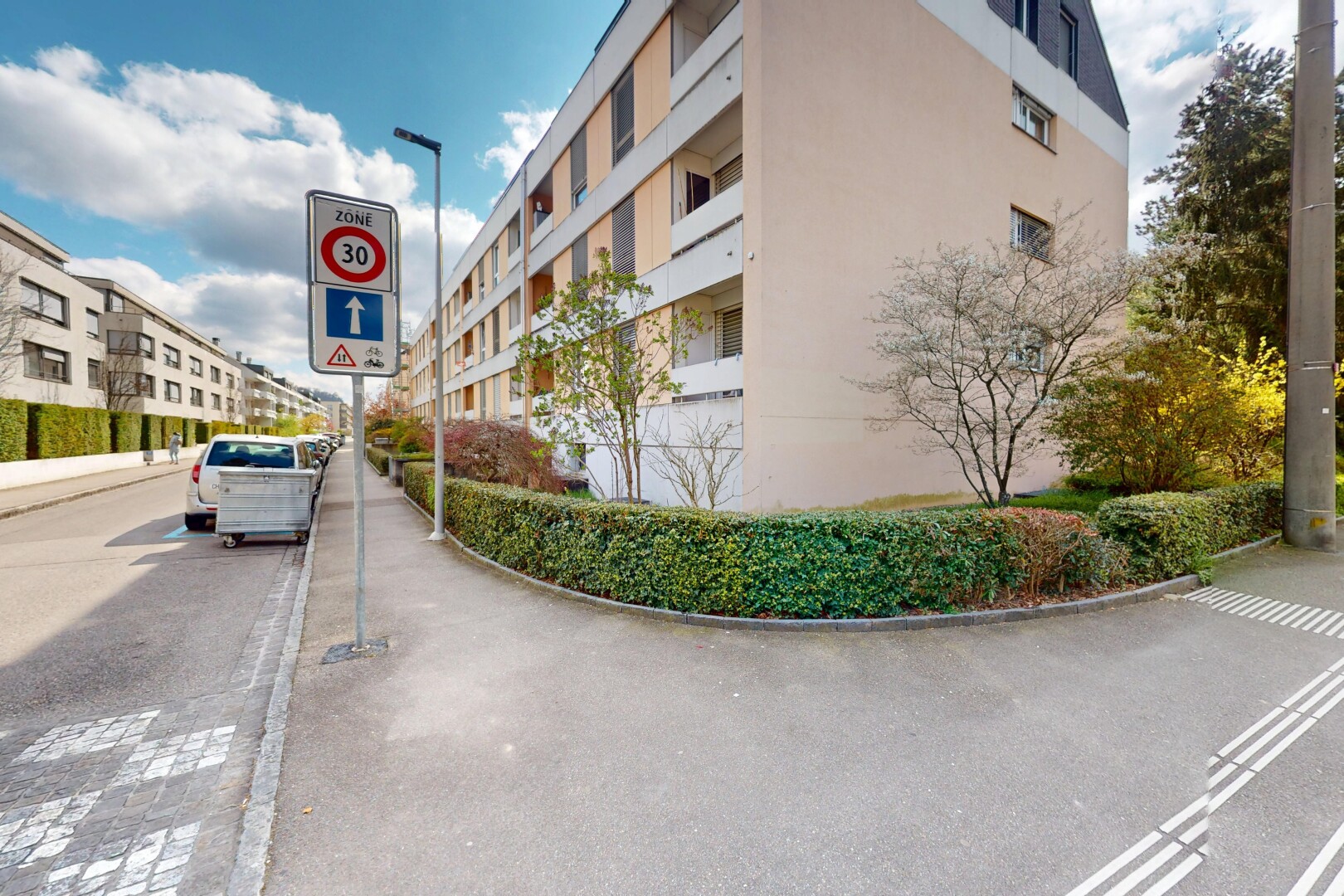 extérieur du bâtiment avec vue sur le complexe d'appartements