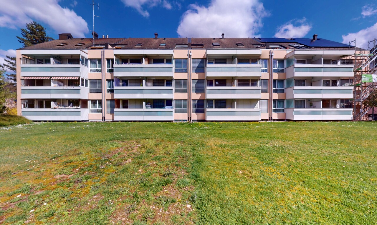 extérieur du bâtiment avec vue sur le complexe d'appartements