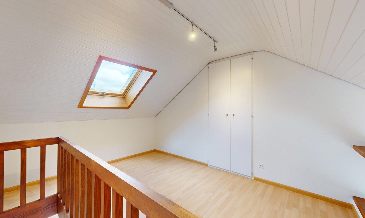 espace intérieur avec puits de lumière, éclairage sur rail, plafond bas, plafond voûté, et cloison sèche