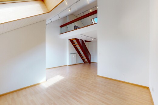 leerer raum mit gipskartonwand, treppen, holzfußboden, und deckenbeleuchtung