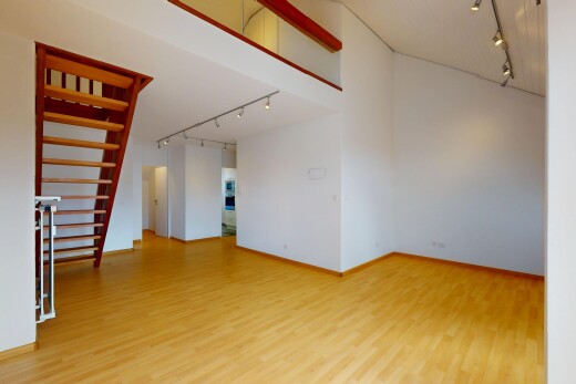 leerer raum mit deckenbeleuchtung, treppen, gipskartonwand, holzfußboden, und sockelleisten