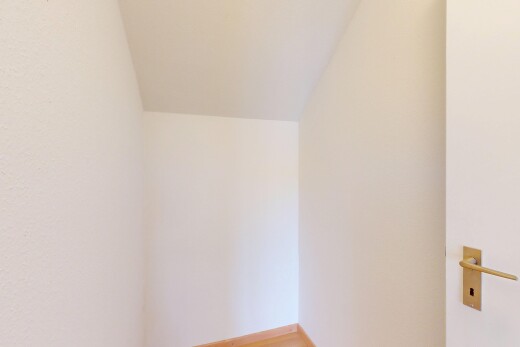 leerer raum mit dachschräge