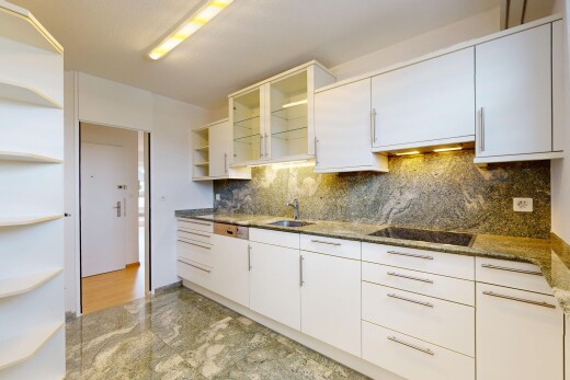 küche mit offene regale, waschbecken, weiße schränke, herd, und küchenrückwand beim herd