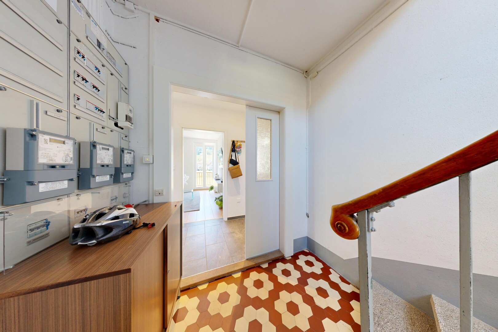 couloir avec inside property, light floor, cloison sèche, drywall, et lumière naturelle