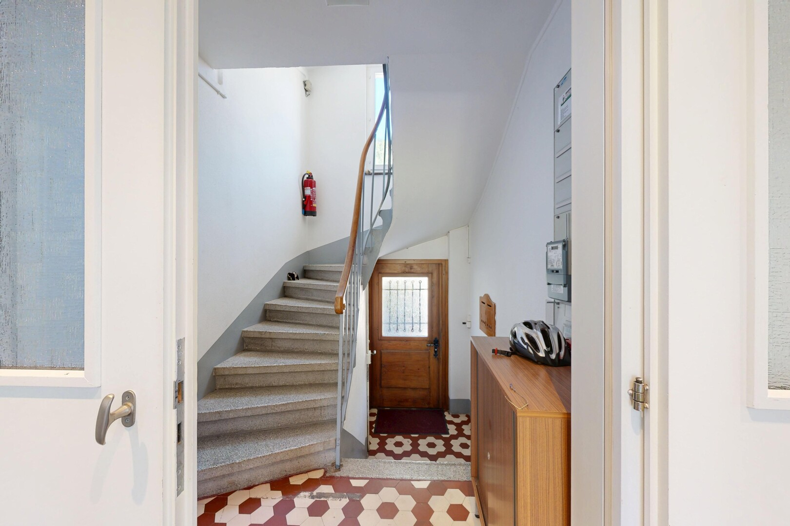 escaliers avec inside property, escaliers, cloison sèche, et drywall