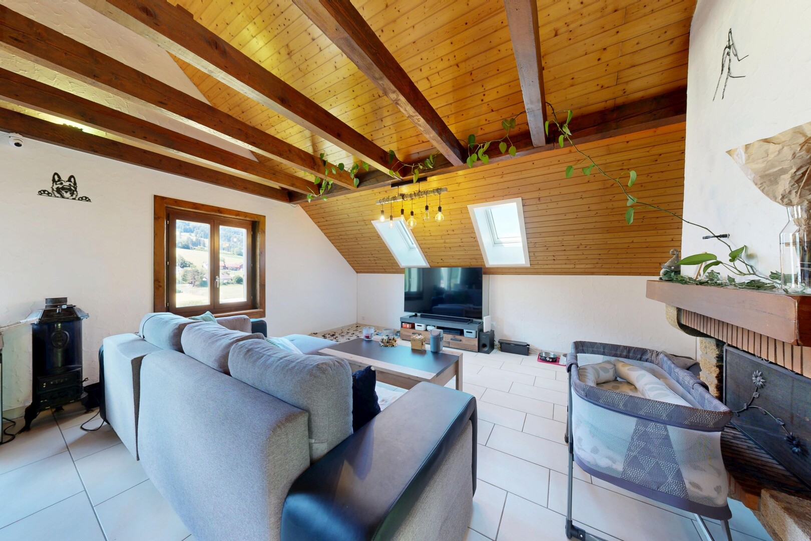 salon avec plafond voûté, vaulted ceiling, inside property, plafond à poutres, et beamed ceiling