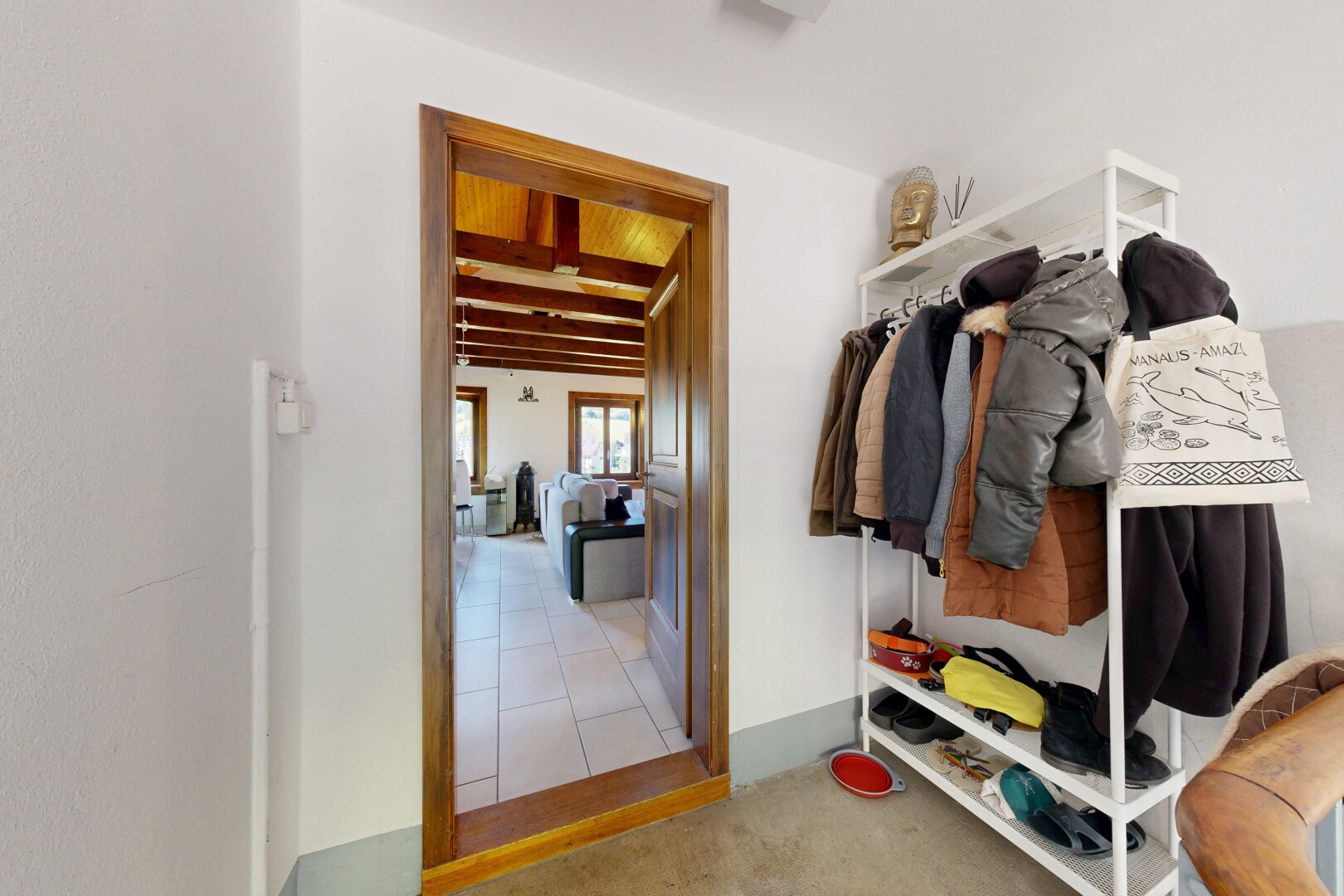 dressing avec moquette, carpet, plafond à poutres, et beamed ceiling